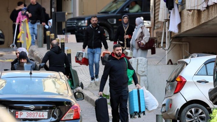 Beirut, persone in fuga dai quartieri meridionali della città