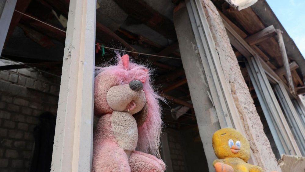 Brinquedos de pelúcia no local de um prédio residencial destruído por um ataque russo em 7 de março, em Kharkiv, nordeste da Ucrânia, em 9 de março de 2026, em meio à invasão russa. As autoridades municipais declararam o dia 9 de março como Dia de Luto pelas vítimas do ataque. Pelo menos 10 pessoas morreram, incluindo duas crianças, enquanto mais de uma dúzia ficaram feridas e quatro permanecem desaparecidas. EPA/SERGEY KOZLOV 