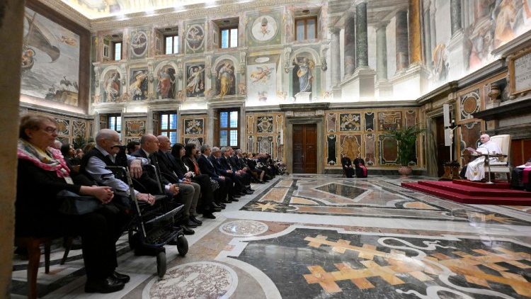 Il Papa, ascoltiamo i giovani e le loro inquietudini
