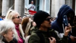 Pilger beim Angelusgebet auf dem Petersplatz