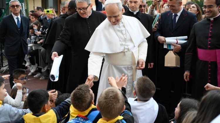 El Papa saluda a un grupo de niños en su vista a la parroquia de Ponte Mammolo, en Roma