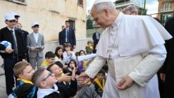 Papa Leon împreună cu un grup de copii (imagine din arhivă)