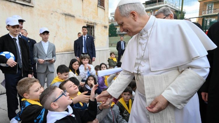 Papa Leon împreună cu un grup de copii (imagine din arhivă)