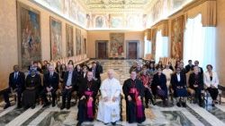 അംഗങ്ങൾക്കൊപ്പം പാപ്പാ 