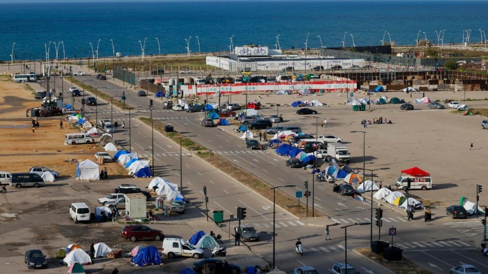 Banorët e zhvendosur brenda vendit me sende personale ulen pranë tendave duke ikur nga shtëpitë e tyre në Libanin jugor dhe periferitë jugore të Bejrutit pas sulmeve ajrore izraelite në Bejrut, Liban, 16 mars 2026