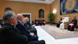 അംഗങ്ങൾക്കൊപ്പം പാപ്പാ 