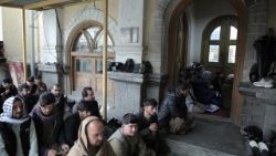 Betende am ersten Festtag des Fastenbrechens in einer afghanischen Moschee