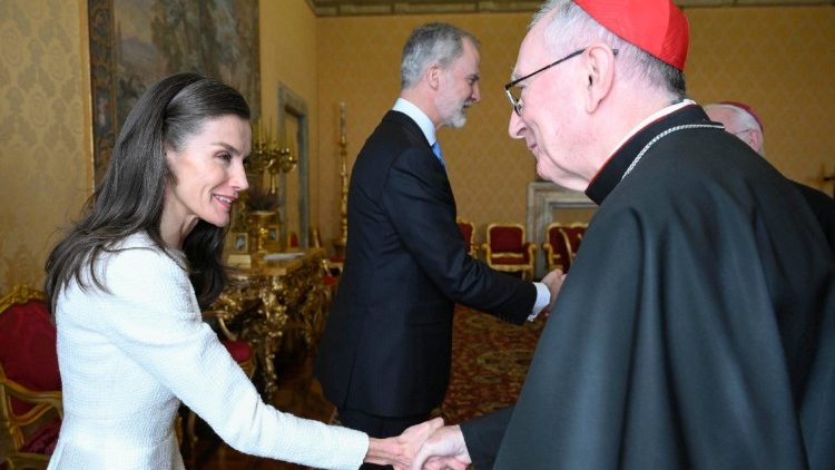 कार्दिनल पारोहिन शाही दम्पति  से मुलाकात करते हुए