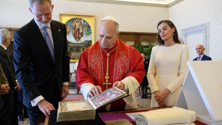 ലിയോ പതിനാലാമൻ പാപ്പായും സ്പെയിനിലെ രാജകുടുംബവും