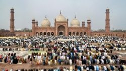 Les musulmans en prière à Lahore le 21 mars 2026, pour l'Aïd el-Fitr marquant la fin du Ramadan.