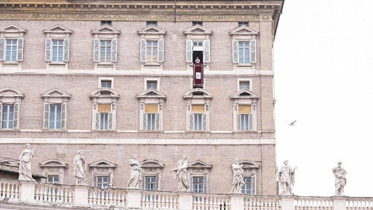 A Szentatya immár az egy hete birtokba vett otthonából imádkozza az Úrangyalát   