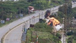 Il ponte Qasmiyeh sul fiume Litani in Libano, colpito dai raid israeliani (Ansa) 