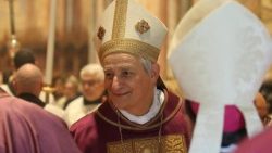 Kardinali  Zuppi Assisi wakati wa misa 