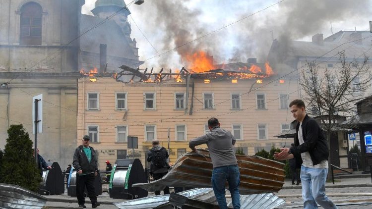 Les conséquences des frappes russes dans le centre de Lviv.