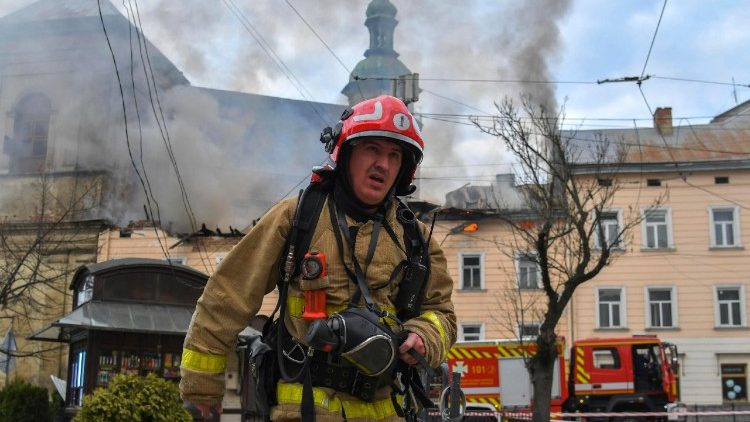 Socorristas ucranianos trabalham no local de um ataque de drone russo no centro hist&oacute;rico de Lviv, no oeste da Ucr&acirc;nia