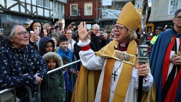 Die neue Erzbisch&ouml;fin von Canterbury gr&uuml;&szlig;t Gl&auml;ubige vor der Kathedrale 