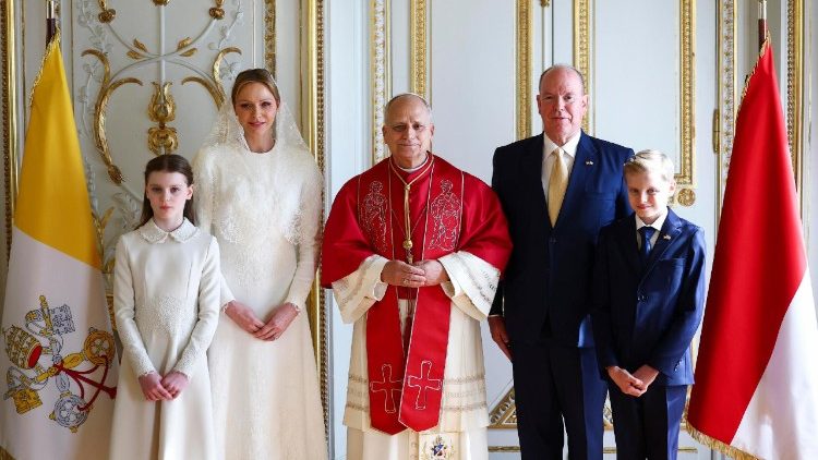 El Papa Le&oacute;n junto a la familia del Pr&iacute;ncipe Alberto II 