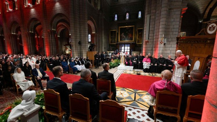 Leó pápa a monacói Szeplőtelen Fogantatás székesegyházban találkozott a katolikus közösségek tagjaival   