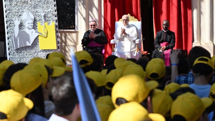 Il Papa ai giovani, 'fate tacere il frastuono delle chat e dei reel'