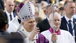 Leó pápa a monacói szentmisén a II. Lajos stadionban