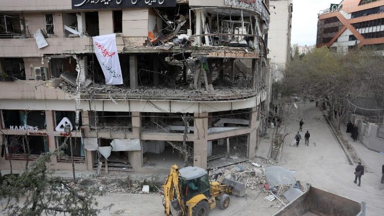 Un raid sulla sede di Al Arabiya a Teheran (Ansa)