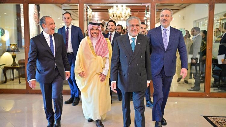 Il ministro degli Esteri turco Hakan Fidan, l'omologo saudita, il Principe Faisal bin Farhan, il ministro degli Esteri egiziano Badr Abdelatty e il vice primo ministro pakistano Ishaq Dar, a Islamabad