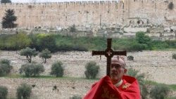 Cardinal Pizzaballa prays for peace at Gethsemane on Palm Sunday