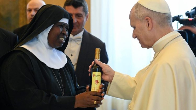 Le Pape en compagnie d'une moniale