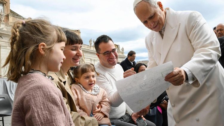 Il Papa, preghiamo per le vittime innocenti delle guerre
