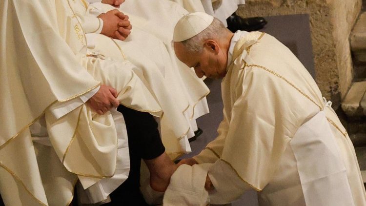 Gioved� santo, Leone ha lavato i piedi di 12 sacerdoti