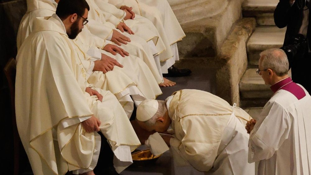 Gioved� santo, Leone ha lavato i piedi di 12 sacerdoti