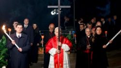 Leó pápa vitte a keresztet végig a tizennégy stáción  