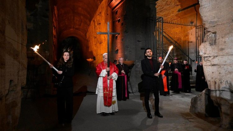 कोलोसेयुम के अंदर संत पापा लियो क्रूस ले जाते हुए