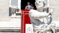 Il Papa, grazie per gli auguri di Pasqua, soprattutto per le preghiere