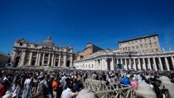 Megtelt a tér a zarándokokkal Húsvéthétfőn is   