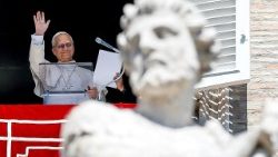 Il Papa, grazie per gli auguri di Pasqua, soprattutto per le preghiere