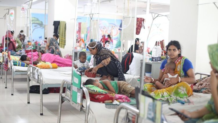 மருத்துவமனையில் சிகிச்சை பெறும் மக்கள் 