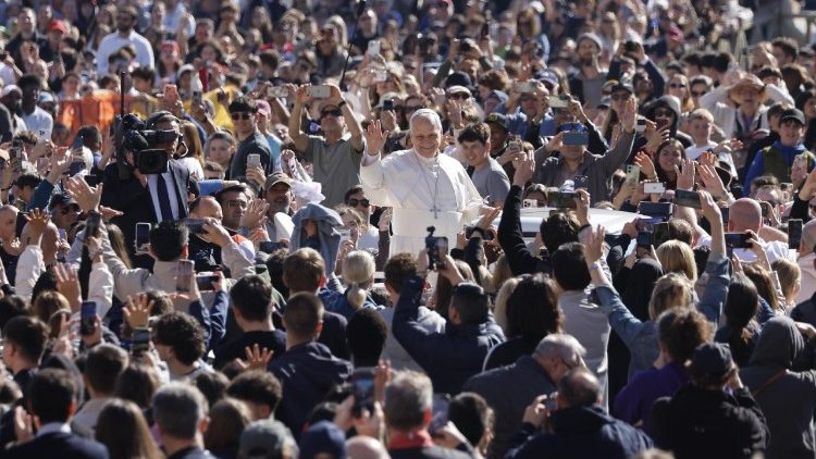 Il Papa a Piazza San Pietro per l'udienza generale