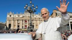 ಈಸ್ಟರ್ ಭಾನುವಾರದಂದು ಸಂತ ಪೇತ್ರರ ಚೌಕದಲ್ಲಿ ಜಗದ್ಗುರು XIVನೇ ಲಿಯೋರವರು