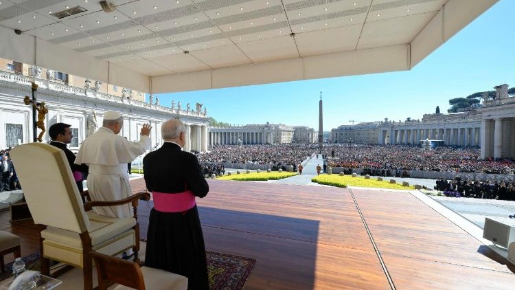 A húsvéti ünnepek zarándokserege a téren Leó pápával 