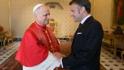 Il Papa e il presidente francese Emmanuel Macron