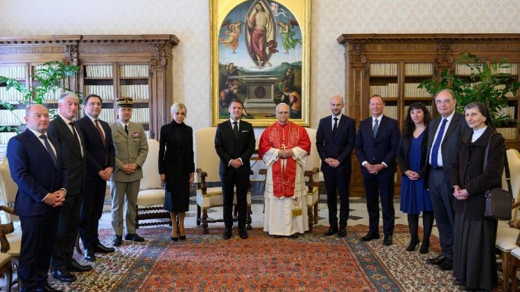 संत पापा लियो 14वें और फ्रांस के राष्ट्रपति मैक्रोन अपनी पत्नी और अन्य अधिकारियों के साथ