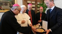 खलदेई कलीसिया के सदस्यों से मिलते हुए संत पापा लियो 14वें