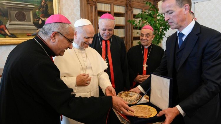 खलदेई कलीसिया के सदस्यों से मिलते हुए संत पापा लियो 14वें