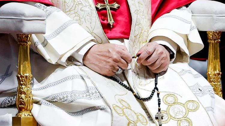  പാപ്പാ ജപമാല ചൊല്ലി പ്രാർത്ഥിക്കുന്നു 