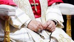 Papa Leon al XIV-lea, cu rozariul în mâini, prezidând Veghea de rugăciune pentru pace (Bazilica San Pietro, 11 aprilie 2026)