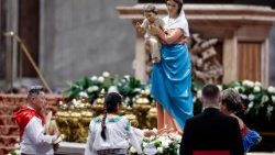 Papa Leone preside una veglia di preghiera per la pace