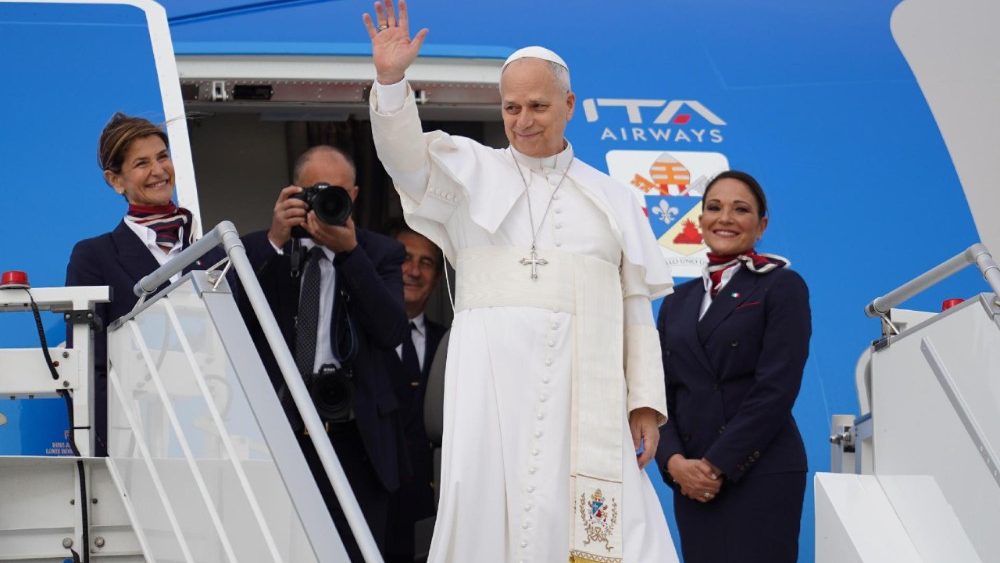 Papa në aeroplanin që do ta çojë fillimisht në Algjeri, pastaj në Kamerun, Angolë dhe Guine Ekuatoriale
