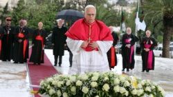 Léon XIV devant le monument aux martyrs Maqam Echahid à Alger