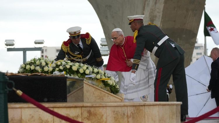 அல்ஜீரியாவின் புகழ்பெற்ற தியாகிகள் நினைவுச் சின்னமான மகாம் எச்சாஹித் (Maqam Echahid) நினைவிடத்தில் திருத்தந்தை 